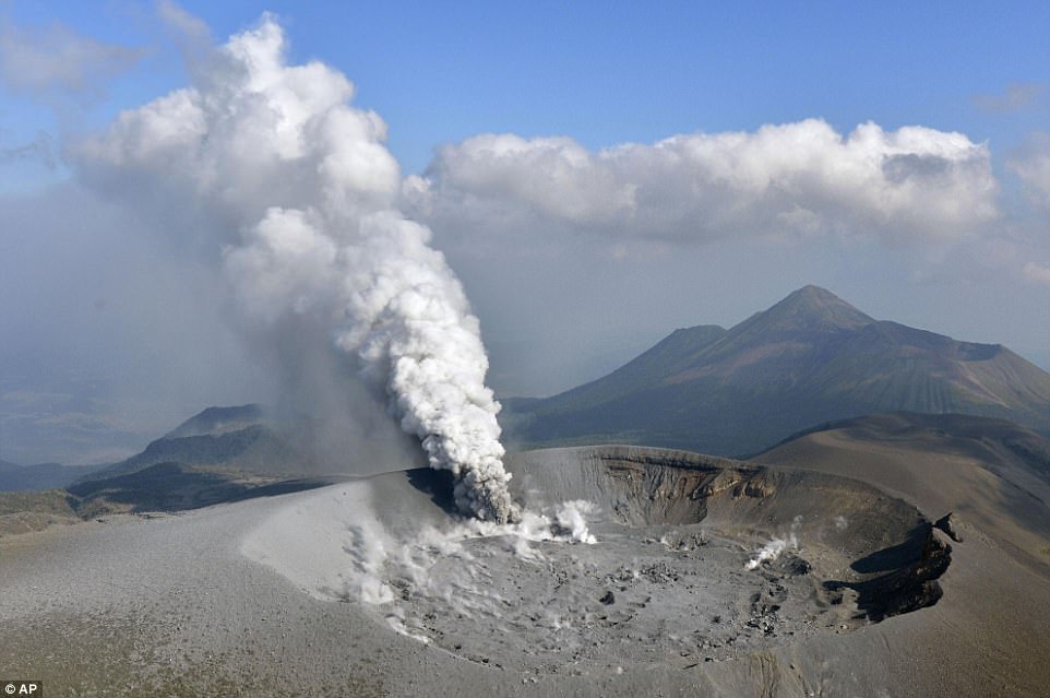 Núi lửa Nhật Bản thức giấc, phun khói độc cao 1.700 mét - 1